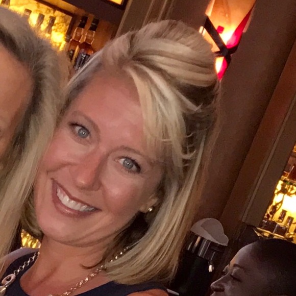 Meet your Posher, Debbie - Picture 2 of 3